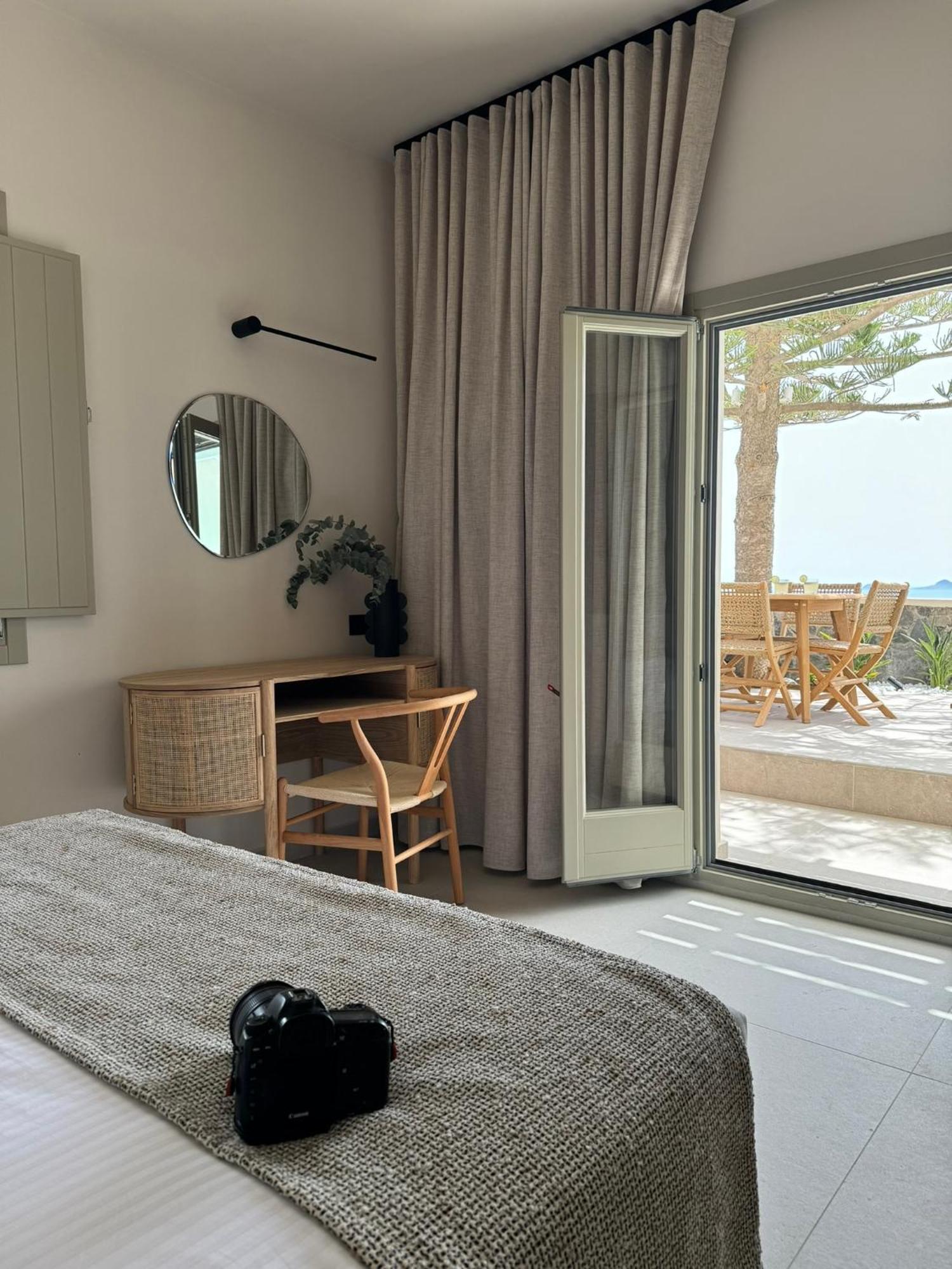 Morfes Luxury Suites By Caldera Houses 피로스테파니 외부 사진
